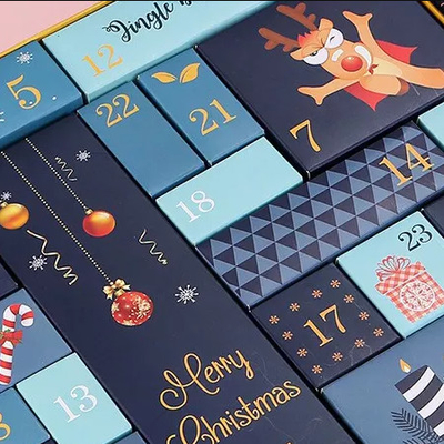 24 Tagescountdown-Weihnachtsgeschenk-Kalender, der mit Band-Schließung verpackt